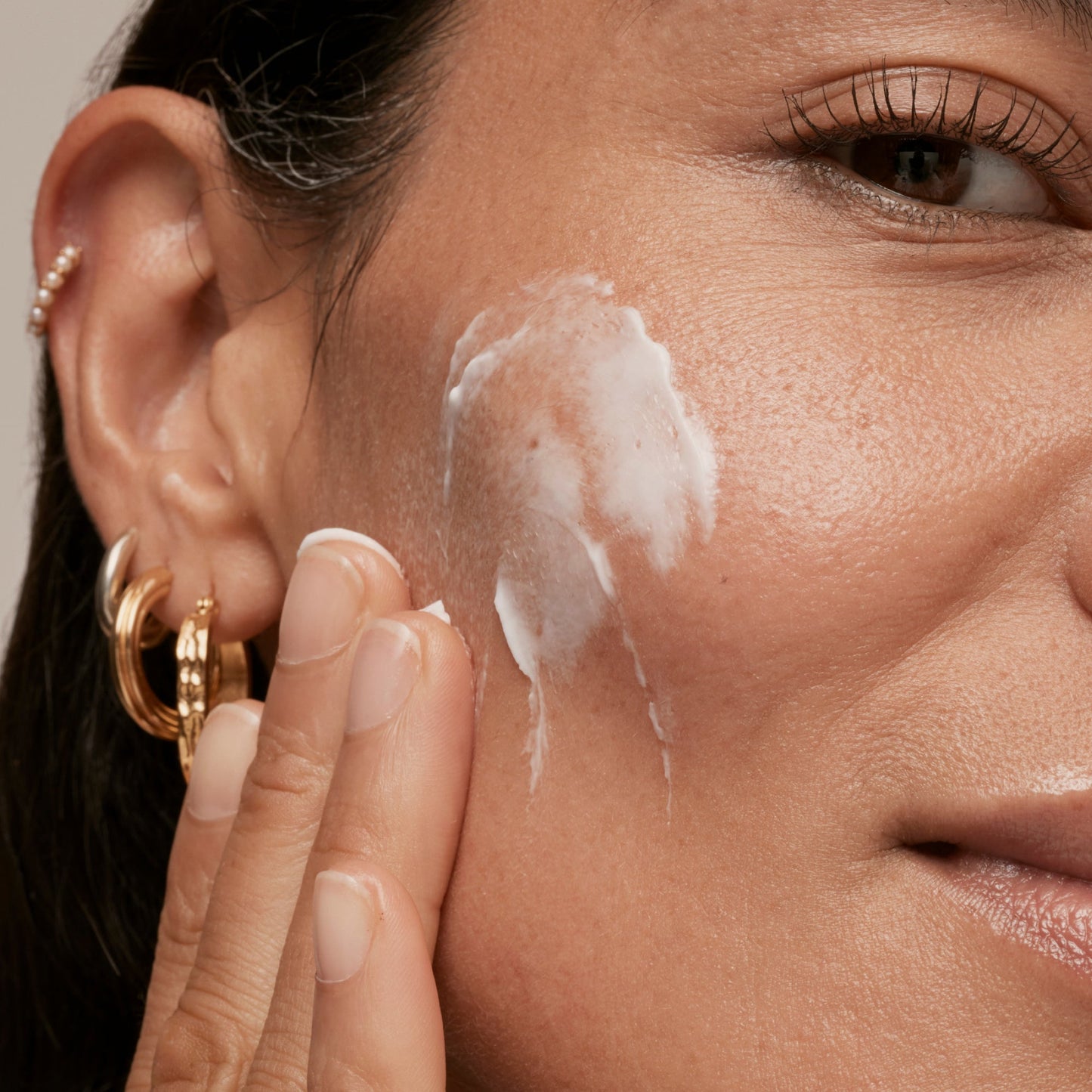 simple-skincare-cleanser-and-ceramide-moisturizer-duo-p9 INKEY_DTC_Bio-ActiveCeramide_Ppage_Model_02_dd0fc443-e441-4e82-ac65-ebe93c1b6365_1.jpg