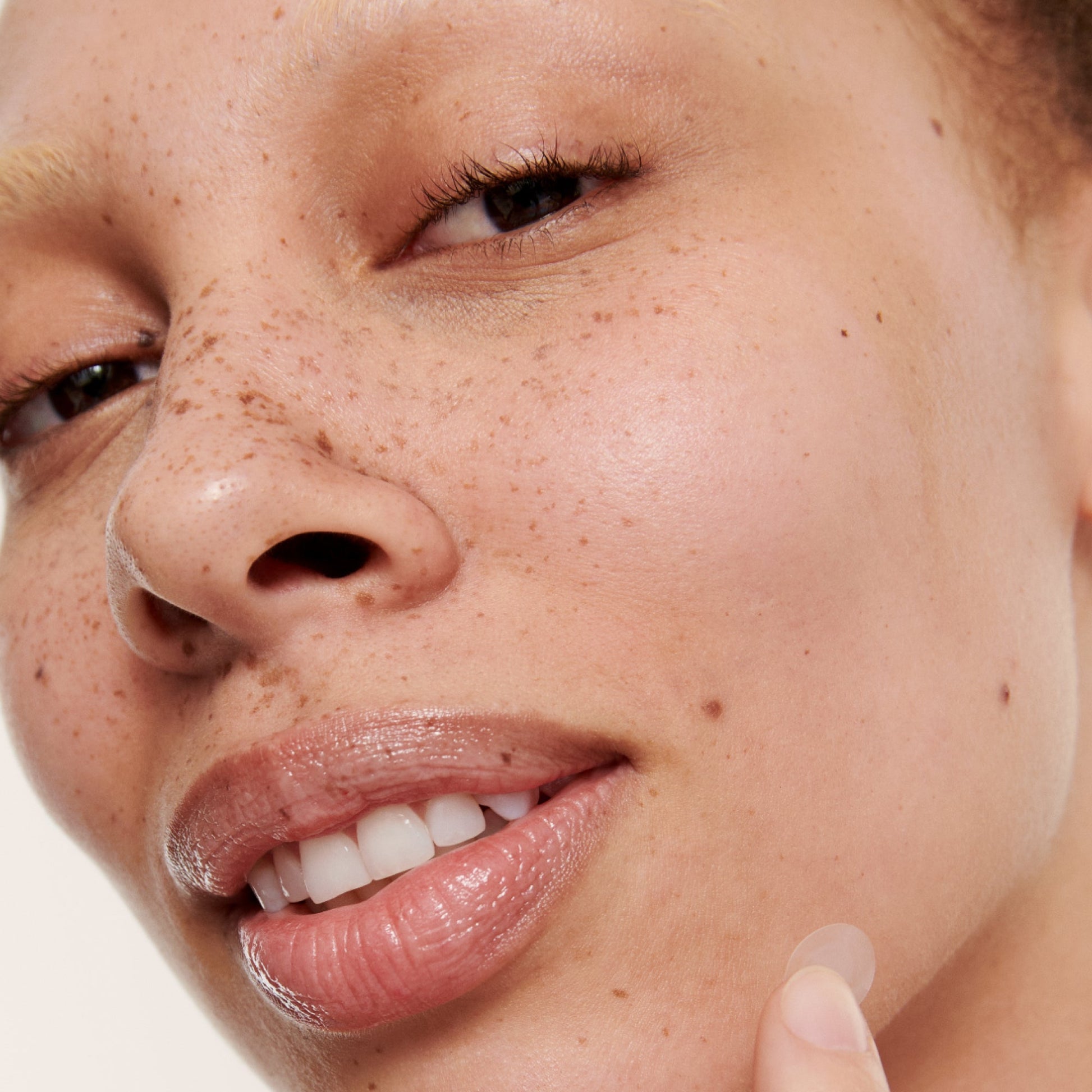 hydrocolloid-invisible-pimple-patches-pack-of-22-i2 Patches-Model3.jpg